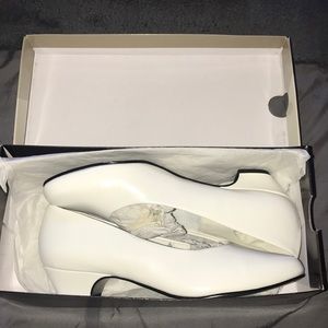 Soft Style “Angel II” White Shoe Size 7 1/2